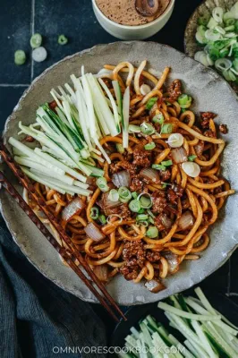  炸酱面：甘辛い味噌ダレと香ばしい肉 mince のハーモニーが織りなす、手盤のソウルフード！